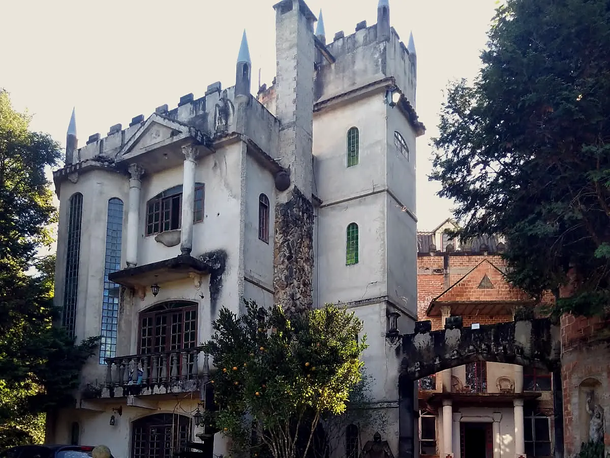 O Castle Black, castelo de inspiração medieval em Curitiba, onde fica o Templo